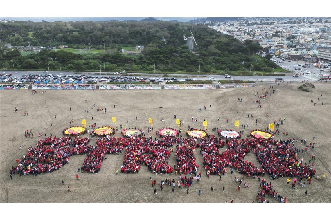 Hunderte von Lehrern aus San Francisco bilden am Ocean Beach ein menschliches Banner mit der Aufschrift "STRIKE".