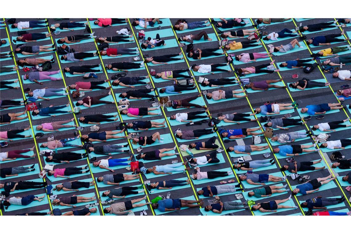 Hunderte Yogis nehmen an Yoga-Kursen im Herzen Manhattans teil.