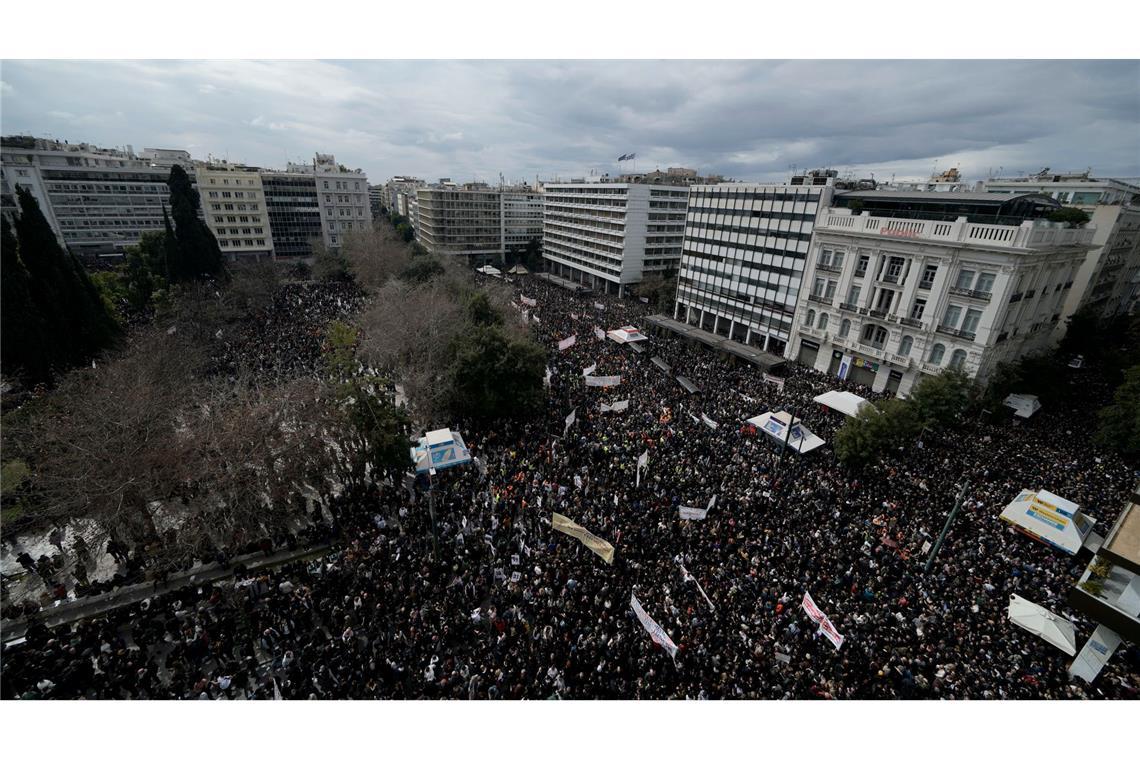 Griechische Regierung übersteht Misstrauensvotum Hunderttausende gingen für die Aufklärung des Zugunglücks auf die Straße.
