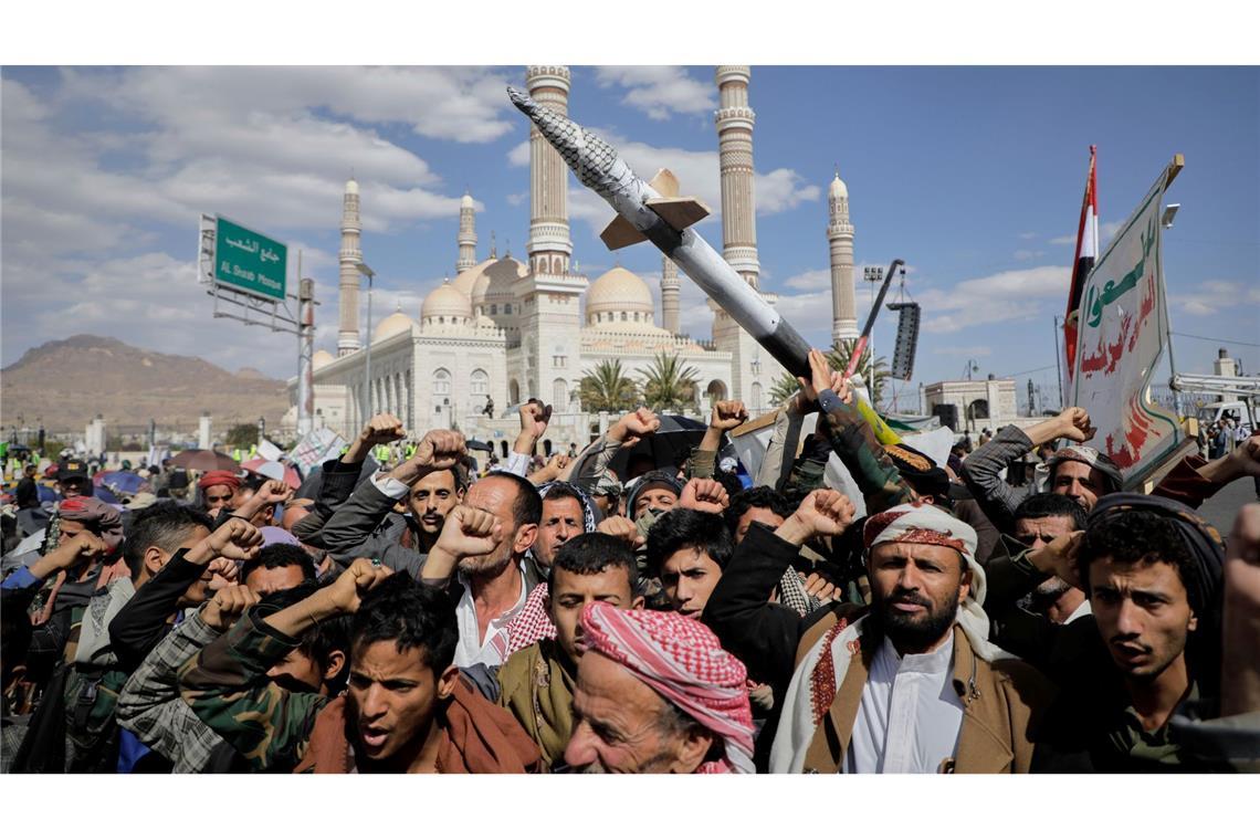Bilder des Tages Huthi-Anhänger demonstrieren in Sanaa gegen die USA und Israel.