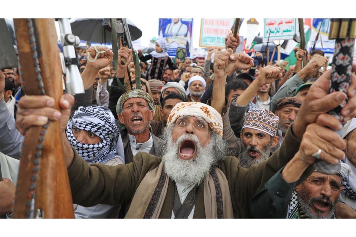 Huthi-Anhänger protestieren gegen den amerikanisch-israelischen Krieg im Iran.