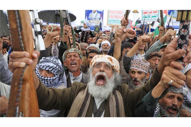 Huthi-Anhänger protestieren gegen den amerikanisch-israelischen Krieg im Iran.