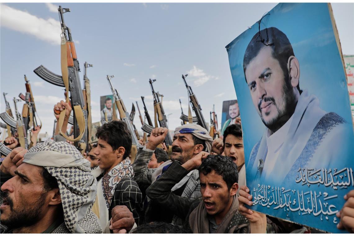 Huthi-Anhänger skandieren Slogans und halten Bilder von Abdul Malik al-Huthi, dem Führer der Huthi-Bewegung.