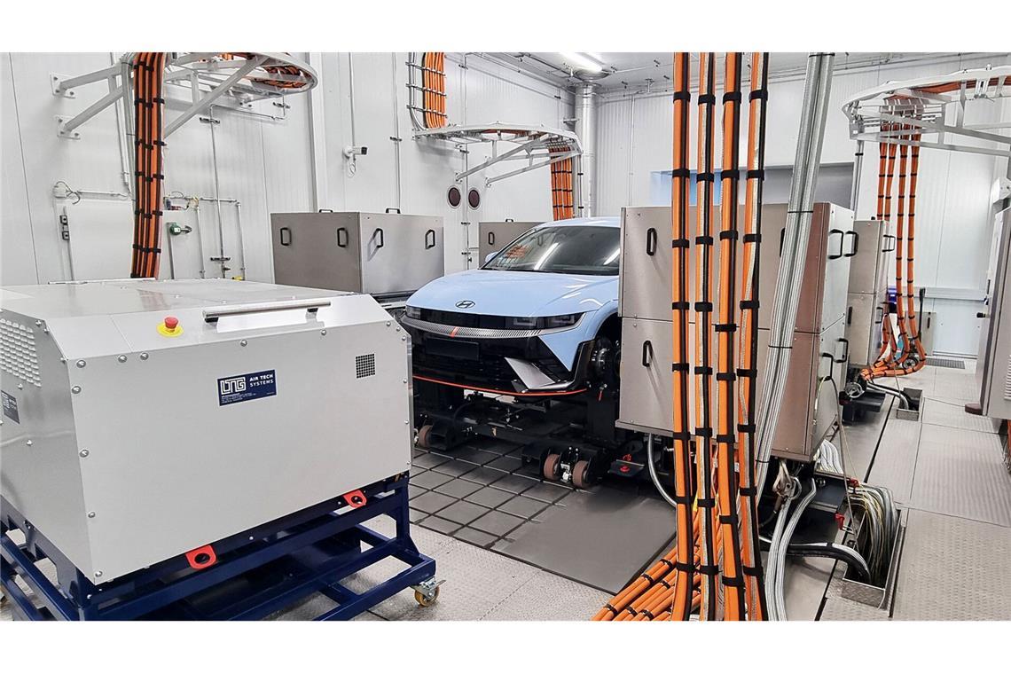 Hyundai prüft seine Europa-Modelle in Rüsselsheim mit modernen Anlagen.