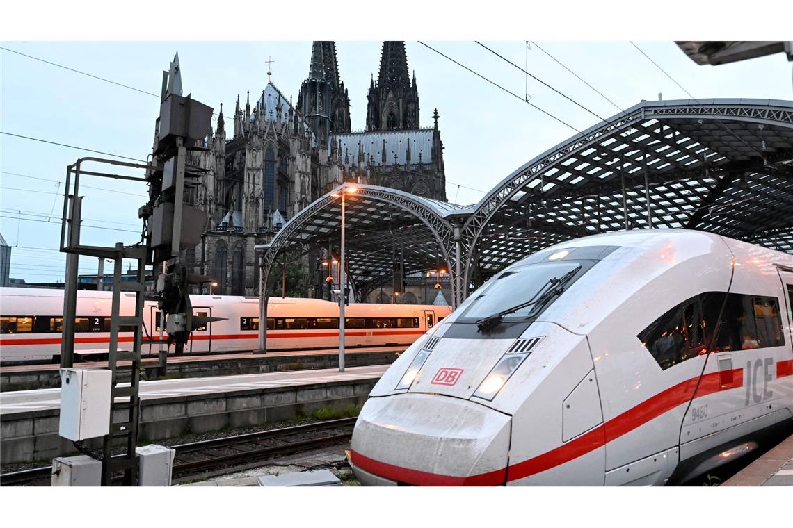 ICE von Köln in Richtung Berlin und Hamburg müssen einen Bogen über das Ruhrgebiet machen. (Archivbild)