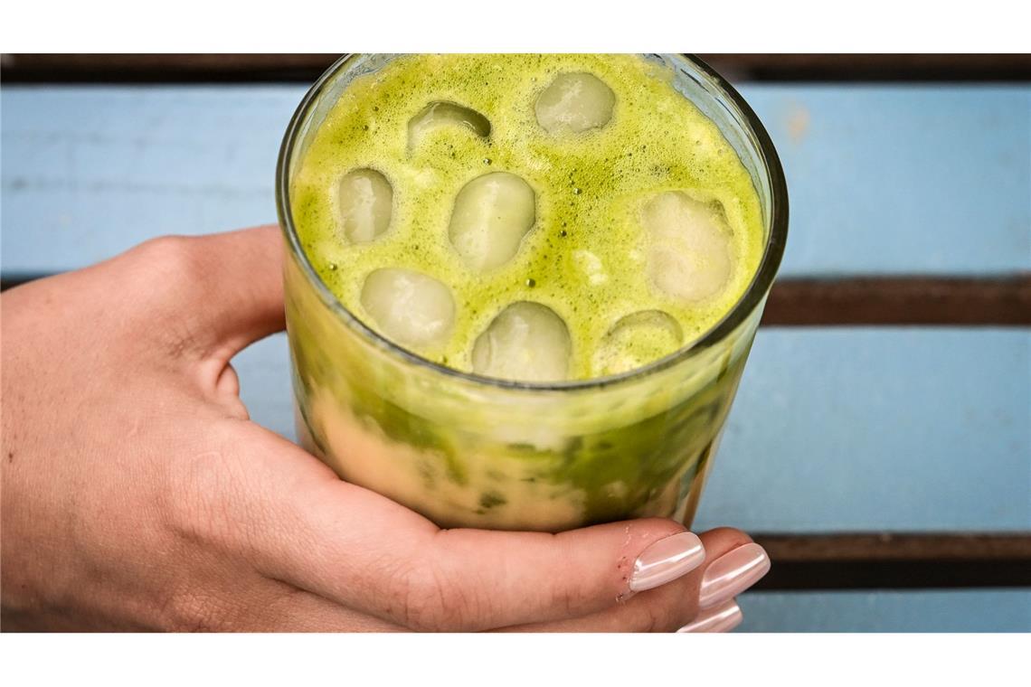 Iced Latte und Co: Stirbt Omas Eiskaffee aus? Iced Matcha Latte ist inzwischen für viele eine Alternative zu Eiskaffee (welcher Art auch immer).