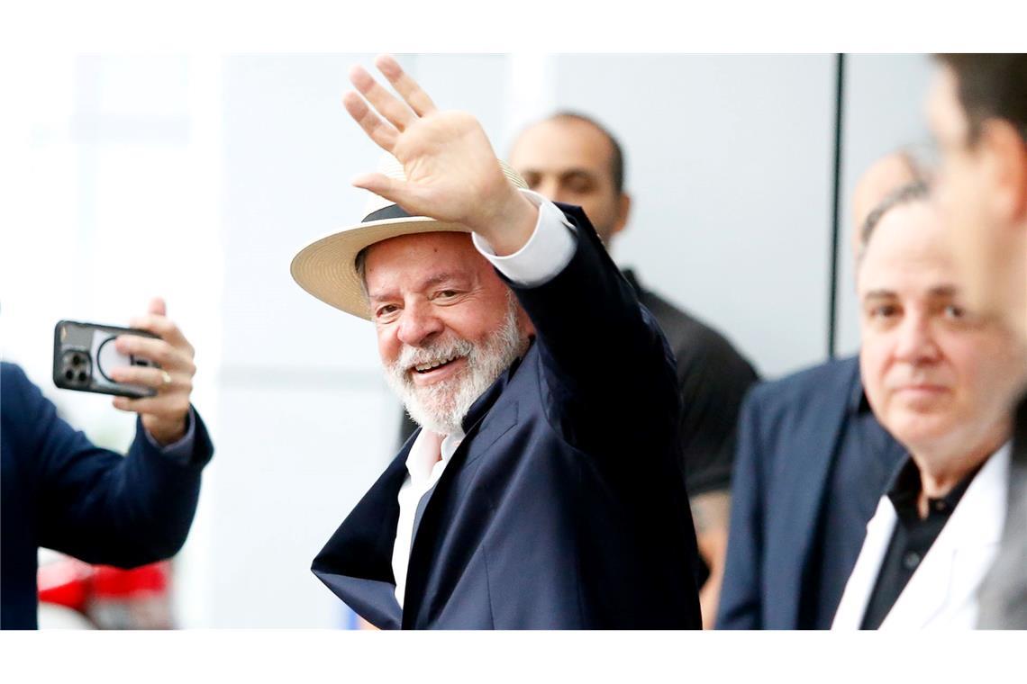 Brasiliens Präsident nach Hirnblutung aus Klinik entlassen "Ich bin am Leben, unversehrt und bereit zu arbeiten", sagte Lula bei seiner Entlassung.