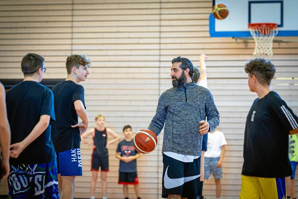 Zwei Glücksfälle für den Nachwuchsbereich der TSG Backnang 1846 „Ich will ein sehr guter Trainer werden“: Vom Ehrgeiz von Muhannad Saffour profitieren die jungen TSG-Basketballer. Fotos: Alexander Becher