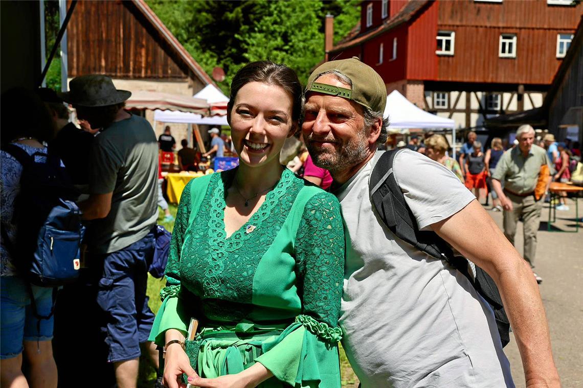 Ida Nerrlich ist beim Mühlentag eine gefragte Schwäbische Waldfee. Etliche Gäste möchten ein Selfie mit ihr machen. Foto: Alexandra Palmizi