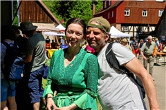 Ida Nerrlich ist beim Mühlentag eine gefragte Schwäbische Waldfee. Etliche Gäste möchten ein Selfie mit ihr machen. Foto: Alexandra Palmizi