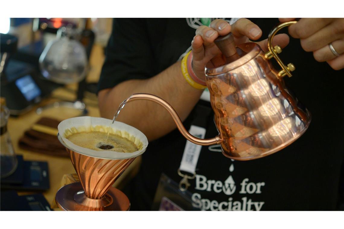 Kaffee zu schwach? Physiker haben Tipps Ideal beim Pour-over-Verfahren sei der Wasserstrahl aus Schwanenhals-Wasserkochern, sagen Forscher. (Archivbild)