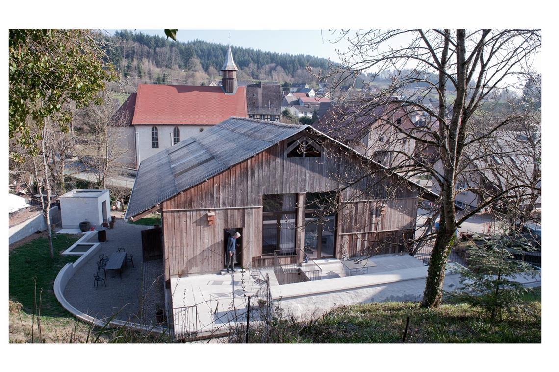 5 der besten umgebauten Villen und Wohnungen in Stuttgart Idyllisch am Schwarzwaldrand gelegen ist dieser Umbau: Blick von der Gartenseite auf die zu einem Wohnhaus umgebaute Scheune in Sitzenkirch in Baden-Württemberg.