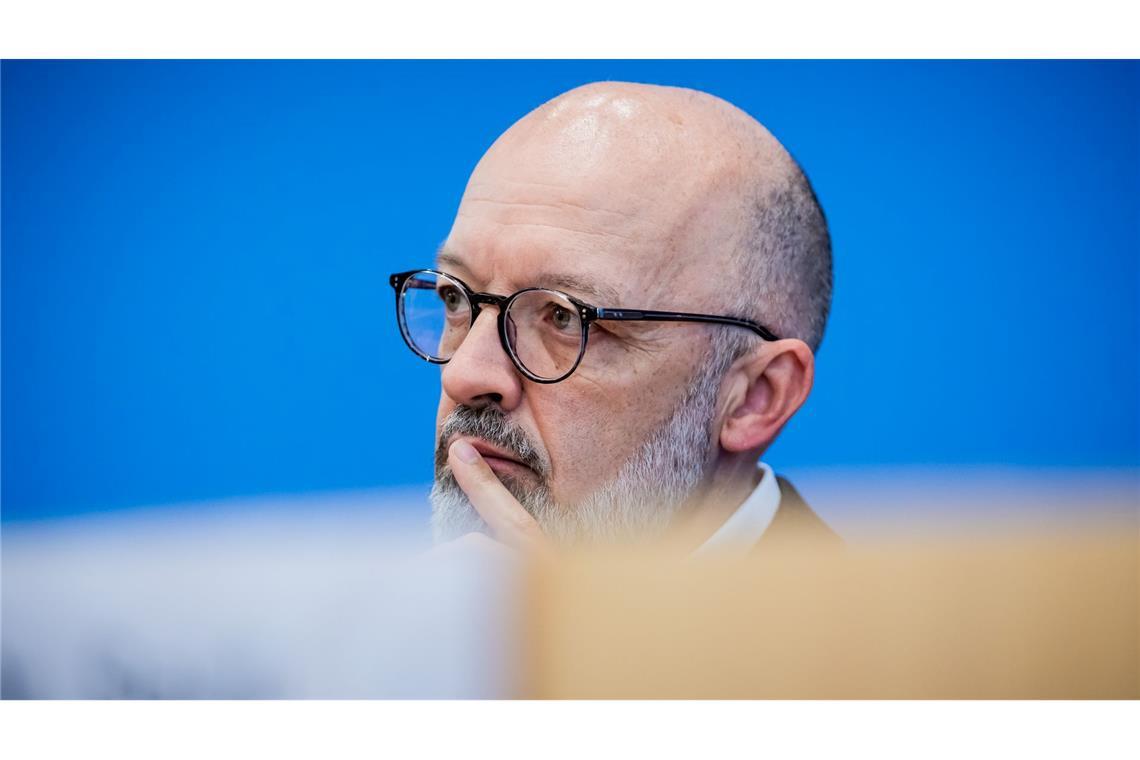 Ifo-Experte Timo Wollmershäuser sieht den konjunkturellen Tiefpunkt durchschritten. (Archivbild)