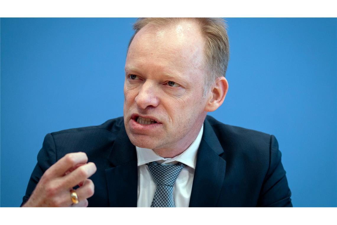 Ifo-Präsident Clemens Fuest hält wenig von einem möglichen Tankrabatt. (Archivbild)