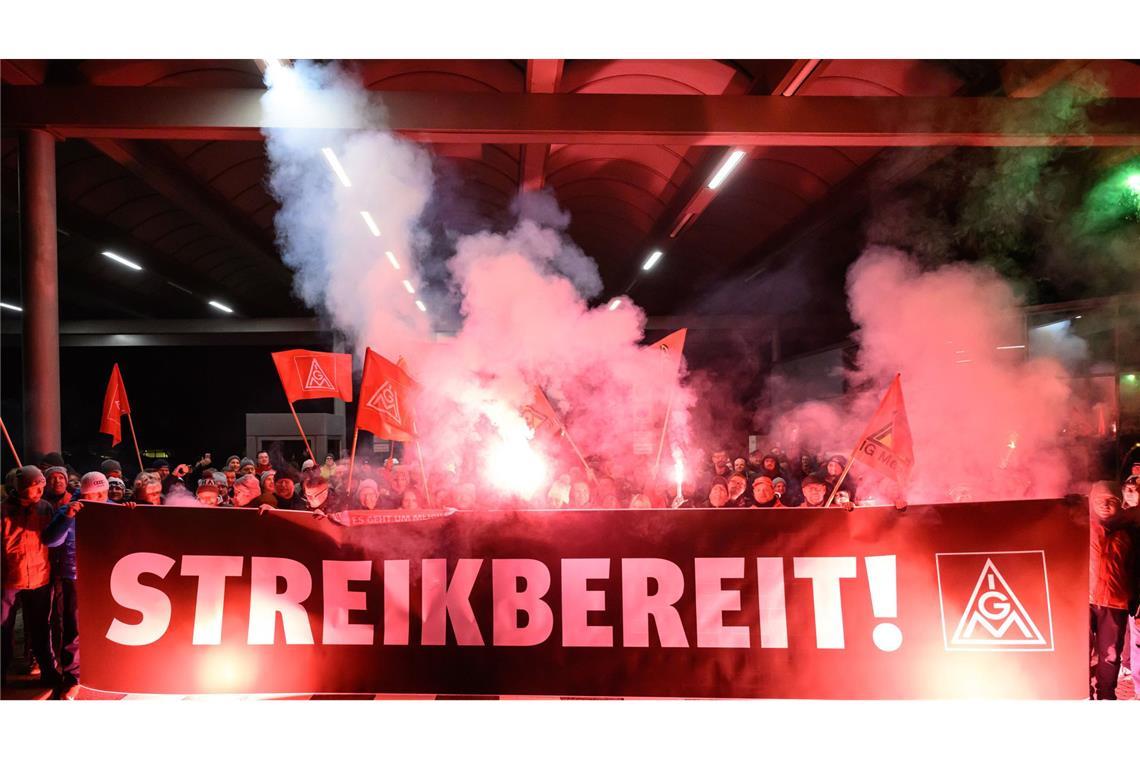 IG Metall ruft zu flächendeckenden Warnstreiks auf IG Metall ruft zu Warnstreiks auf.