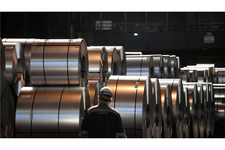 IG Metall und das Management der Thyssenkrupp-Stahlsparte haben sich nach langen Verhandlungen auf einen harten Sparkurs verständigt. (Archivbild)