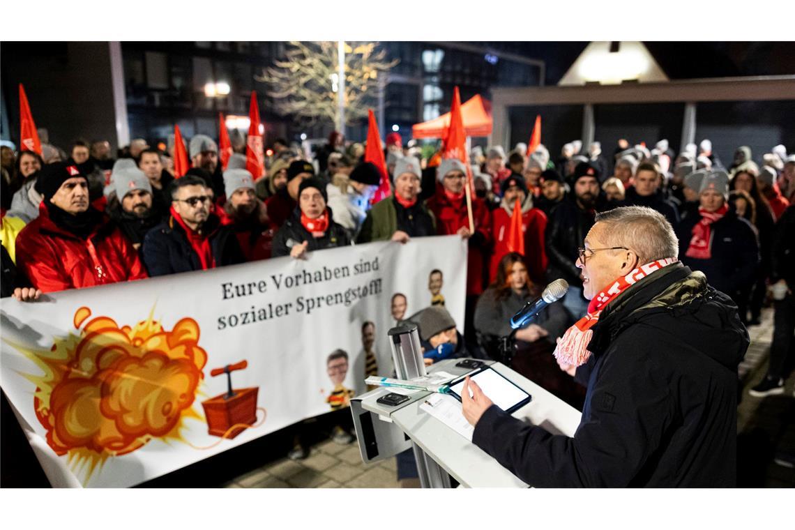 VW vor flächendeckenden Warnstreiks - Friedenspflicht endet IG-Metall-Verhandlungsführer Thorsten Gröger sprach von "Warnstreiks, die das Unternehmen nicht übersehen kann".