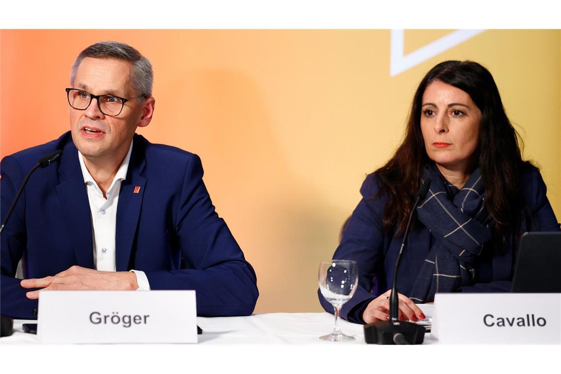 Einigung bei VW: Jobgarantie trotz Stellenabbau IG-Metall-Verhandlungsführer Thorsten Gröger und Gesamtbetriebsratschefin Daniela Cavallo stellen in Hannover das Ergebnis der Marathonverhandlungen vor – unabhängig vom Auftritt des VW-Managements in Berlin.
