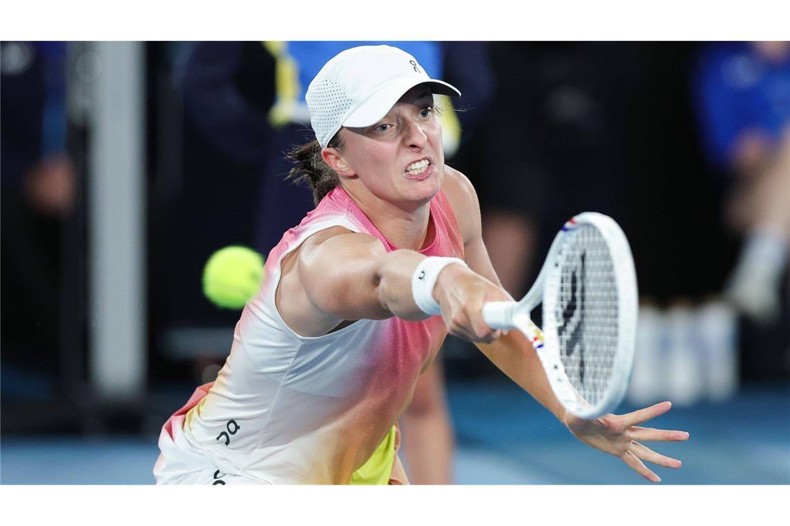 Laura Siegemund verliert deutsches Marathon-Duell Iga Swiatek (23 Jahre alt, WTA-Rang 2): Wenn Iga Swiatek aufschlägt, spürt man gerade auf ihrem Lieblingsbelag Sand sofort: Hier kommt die Chefin. Die vierfache French-Open-Siegerin und zweifache Gewinnerin beim Porsche Grand Prix (2022 und 2023) dominiert auf dem Sandplatz wie kaum eine andere. Die Polin spielt mit einem gelungenen Mix aus Präzision und Power. Dabei gilt bei ihr stets: in der Ruhe liegt die Kraft. In der Porsche-Arena ist Swiatek die Frau, die es zu schlagen gilt.