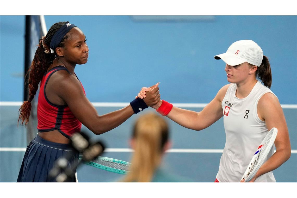 Mit Gauff und Fritz: US-Team gewinnt United Cup Iga Swiatek (r) gratuliert Coco Gauff (l) - das US-Team sichert sich den Titel im United Cup.