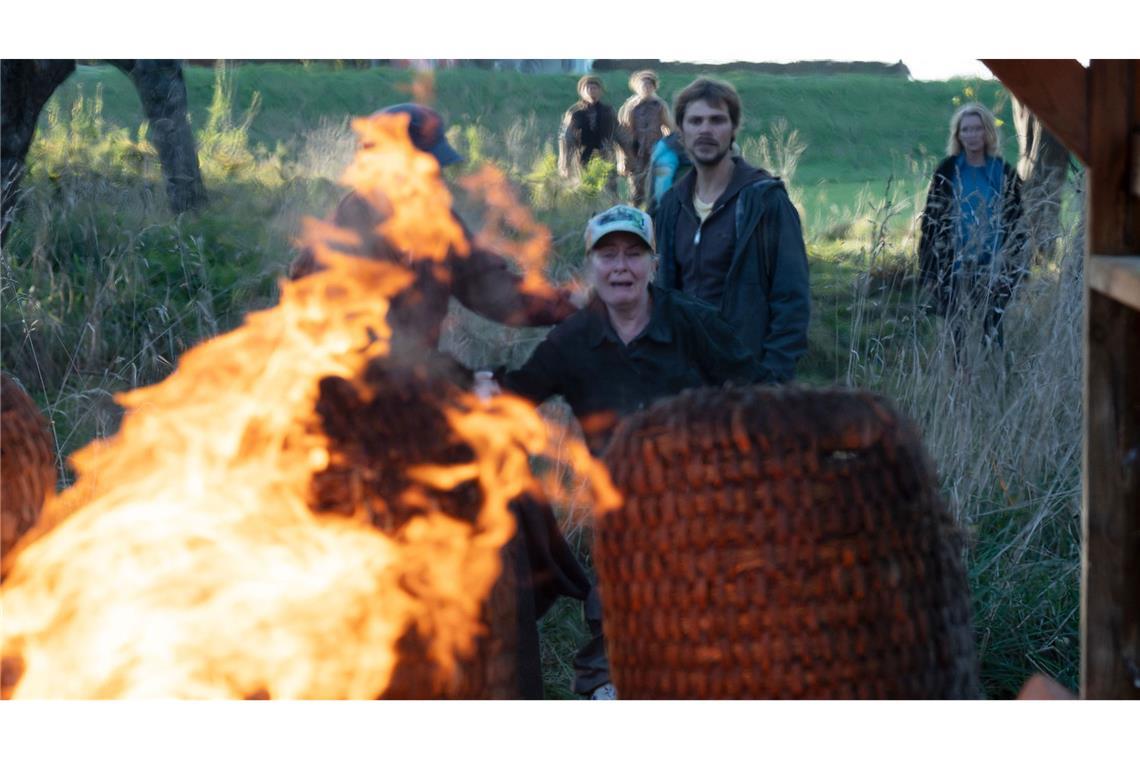 Ihre geliebten Bienen fallen einem Brand zum Opfer: Marlies Feldhusen (Lina Wendel, 2.v.l) ist verzweifelt (mit Henning Flüsloh 2.v.r. und Maria Furtwängler, r.).