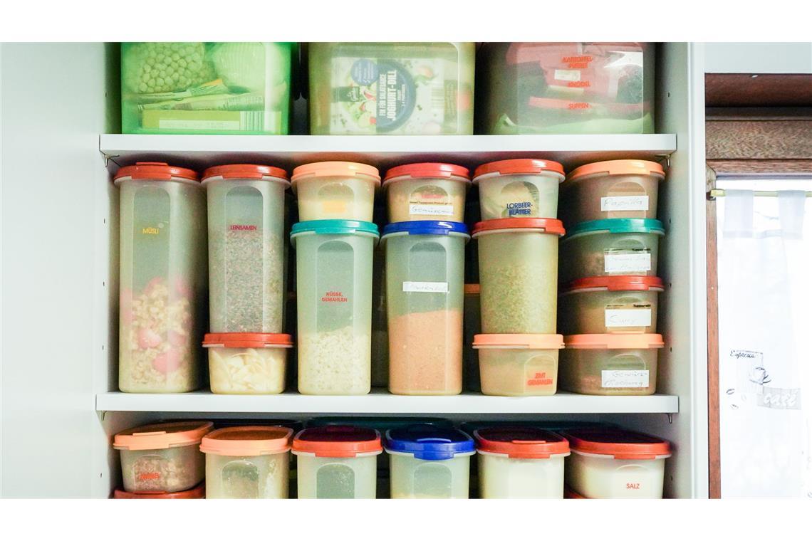 39 Jahre beim Unternehmen: Ihr Leben drehte sich um Tupper Ihre Küche ist voller Tupperboxen, wo sie Kräuter, Körner, Nüsse, Samen, Gemüse und Gewürzextrakte frischhält.