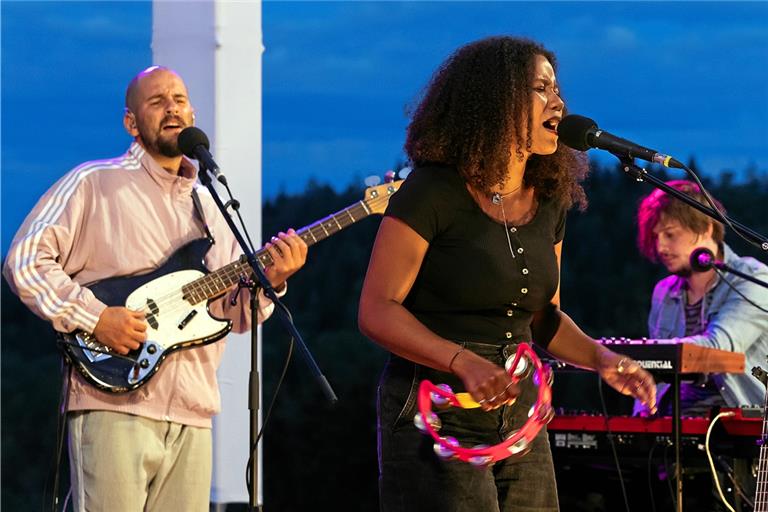 Ihre Lieder und Geschichten erzählen von Liebe und Sehnsucht, Hoffnung und auch von Träumen: Ami Warning mit ihrem Bassisten Isaac Reed und Keyboarder Beni Michael. Foto: J. Fiedler
