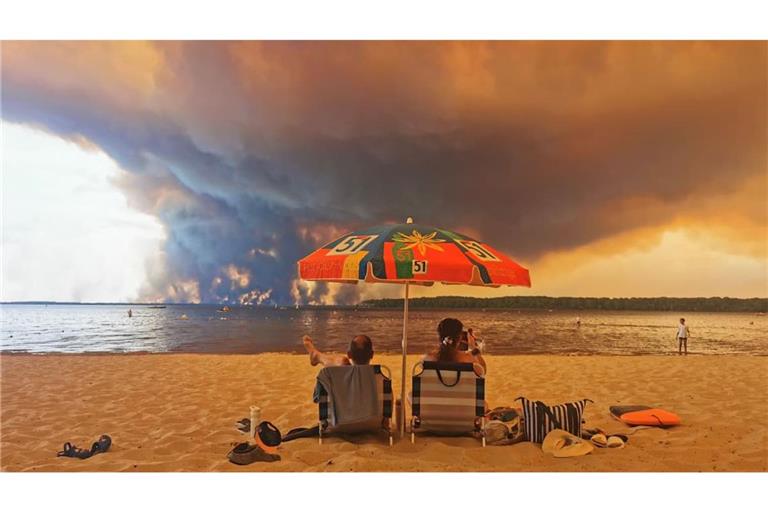 Ikonische Aufnahme in Südfrankreich: Während die Feuer toben, sitzen Touristen am Strand. Verdrändung ist in der Psychologie eine mächtige Kraft&nbsp;– und in der Politik.