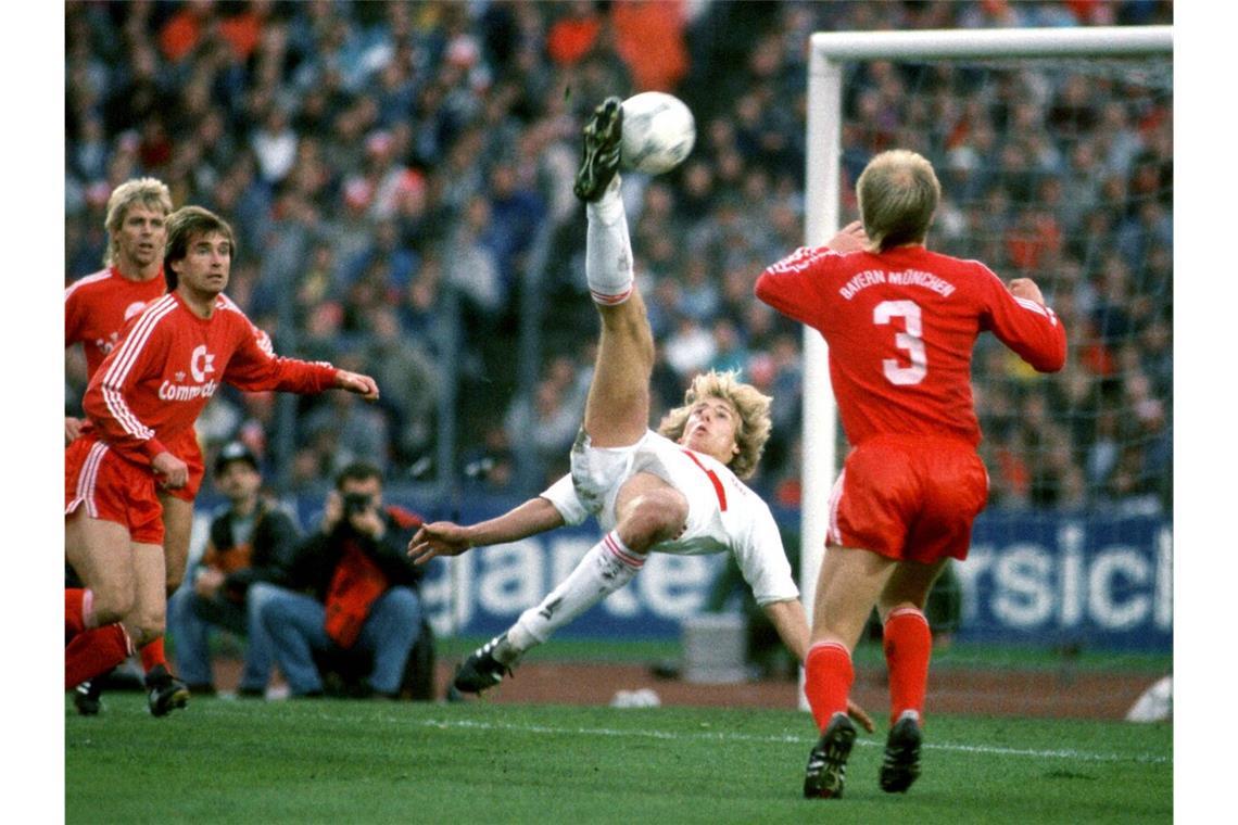 Der Südklassiker des deutschen Fußballs Ikonisches Sportfoto: Jürgen Klinsmanns Fallrückziehertor gegen die Bayern 1987. In unserer Bildergalerie blicken wir auf einige VfB-Siege gegen die Bayern zurück.