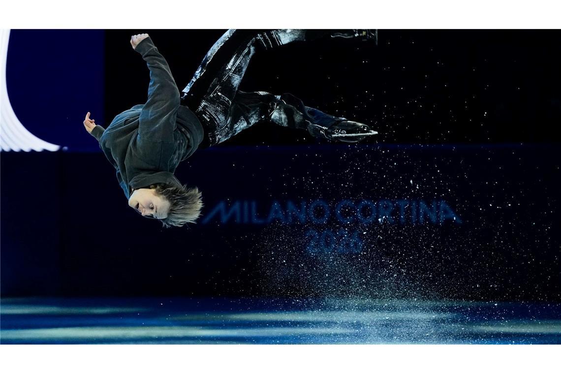 Ilia Malinin aus den USA macht bei einer Schaulauf-Gala bei den Olympischen Winterspielen Mailand Cortina 2026 einen Rückwärtssalto.