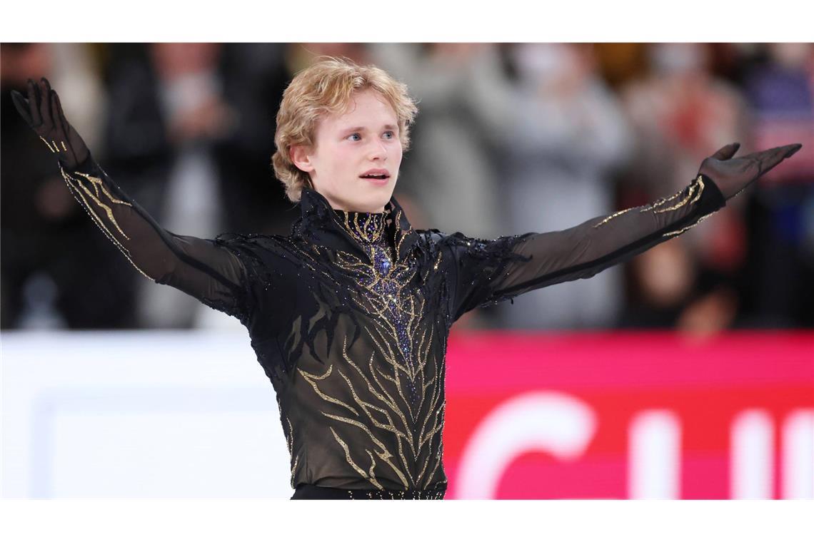 Ilia Malinin, EiskunstlaufenWer einen ganz besonderen olympischen Moment erleben möchte, sollte sich den 13. Februar vormerken. An diesem Freitag findet die Kür der Eiskunstläufer statt – mit dem Mann, dessen Spitzname „Vierfach-Gott“ lautet. Ilia Malinin (21) hat in einer Sportart, von der viele dachten, das Limit sei erreicht, die Grenzen verschoben. Der seit zwei Jahren unbesiegte US-Amerikaner mit usbekischen Wurzeln stellte nach seinen WM-Triumphen 2024 und 2025 flugs noch eine Weltbestleistung auf. Beim Grand-Prix-Finale in Japan Anfang Dezember gelangen ihm als erstem Sportler überhaupt sieben (!) Vierfachsprünge in einer Kür. Dazu zählte auch der vierfache Axel, die absolute Höchstschwierigkeit im Eiskunstlaufen. Außer Ilia Malinin hat diesen Sprung noch nie jemand in einem Wettkampf gestanden. Anschließend erklärte der Superathlet, dass er die Zeit bis zu den Winterspielen in Mailand nutzen werde, um an allen seinen Schwächen zu arbeiten und „wirklich alles zu perfektionieren“. Für die Konkurrenten musste sich das anhören wie eine Drohung – zumal Ilia Malinin auch noch darüber sprach, dass er selbst einen fünffachen Sprung in der Zukunft für nicht ausgeschlossen halte. Sein Spitzname müsste dann noch einmal überdacht werden.