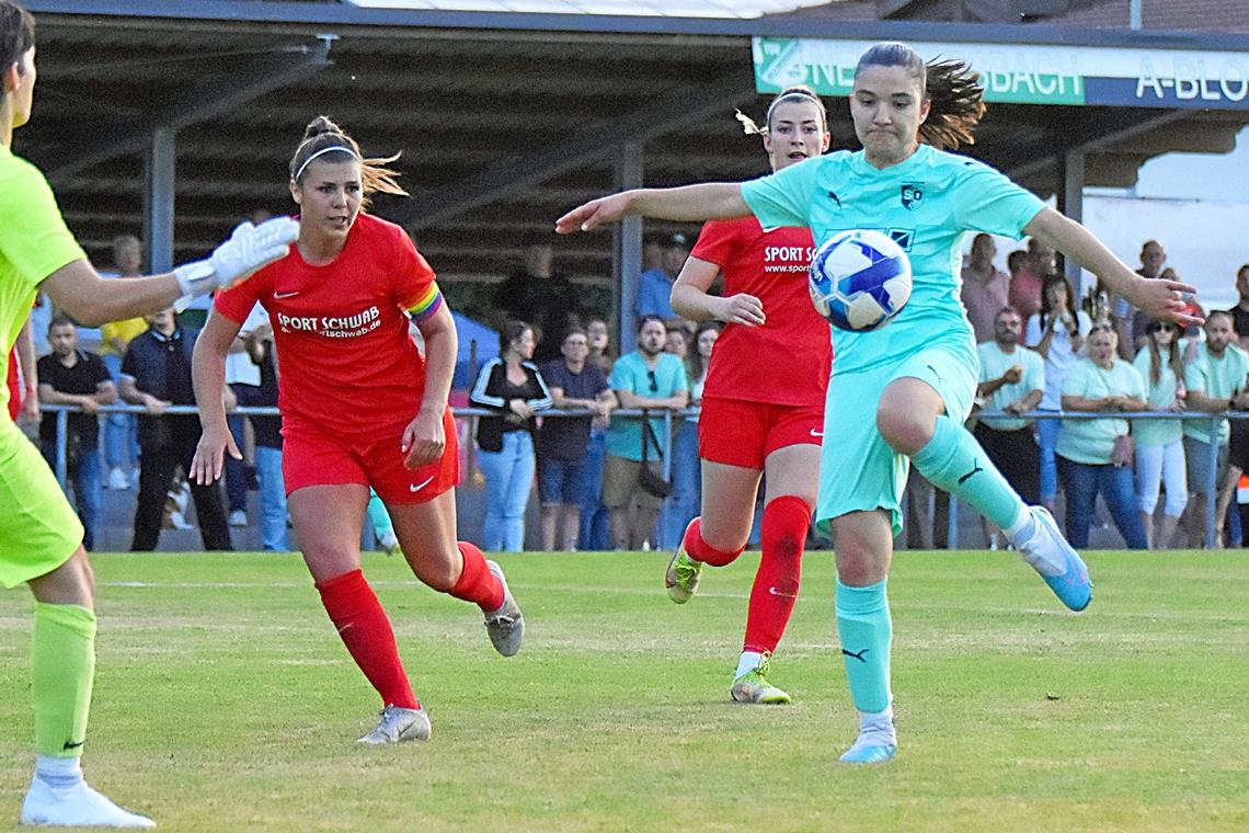 Mehr Interesse am Frauenfußball dank WM Ilirjana Musliu (beim Schuss) von der SGM Oppenweiler/Sulzbach hat schon in der B-Juniorinnen-Bundesliga gespielt. Foto: Tobias Sellmaier