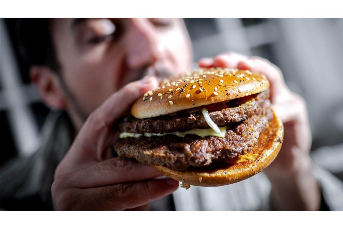 Illustration - Ein Mann beißt in einen Burger