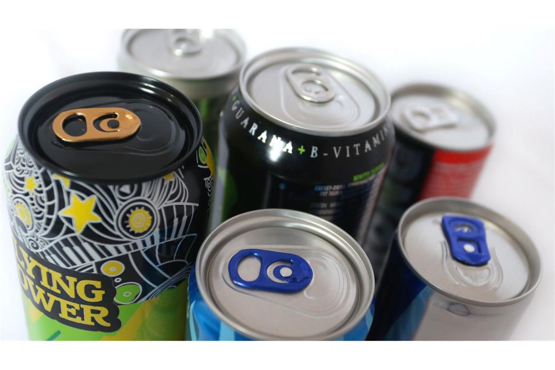 Tschechien will Verkauf von Energydrinks an Kinder verbieten ILLUSTRATION - Energy-Drinks verschiedener Discounter in Deutschland. (Symbolbild)