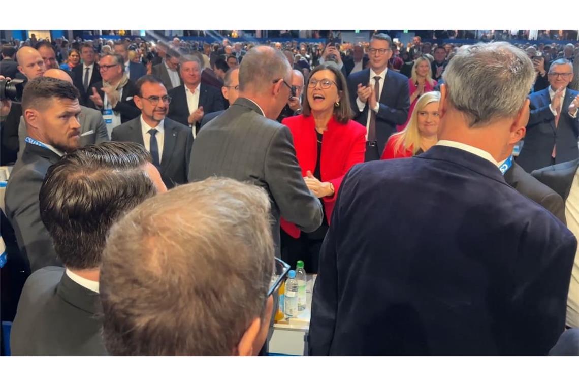 Ilse Aigner (CSU) und Friedrich Merz (CDU) auf dem CSU-Parteitag. Aigner gilt als starke Kandidatin für das Bundespräsididentenamt.