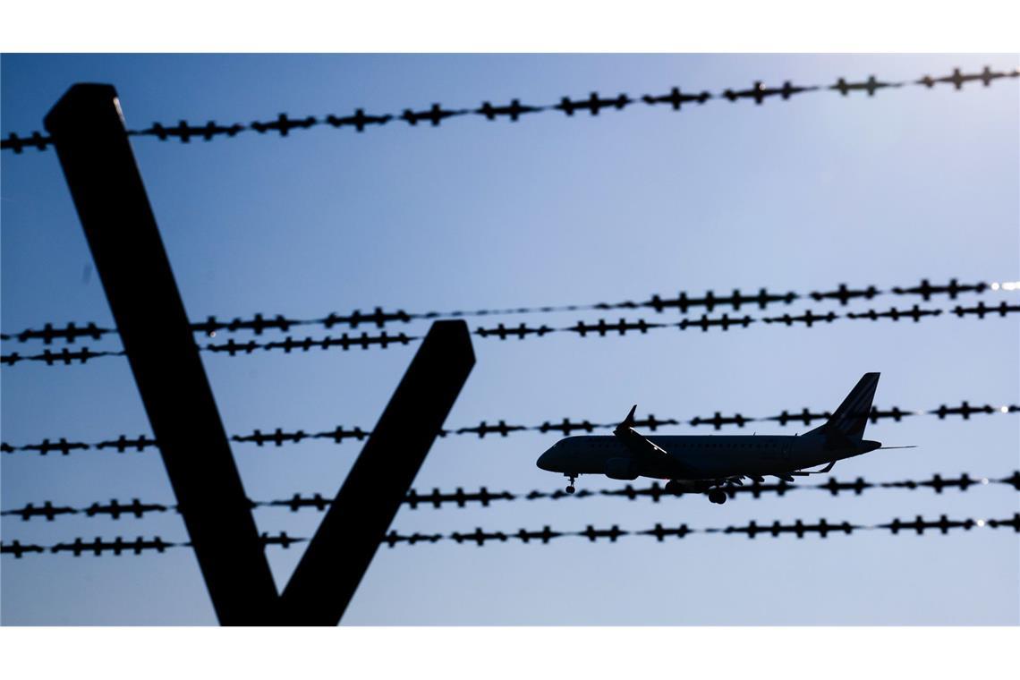 Auch zwei Straftäter aus Baden-Württemberg in Abschiebeflieger Im Abschiebeflieger in den Irak befanden sich auch zwei Iraker aus Baden-Württemberg. (Symbolbild)