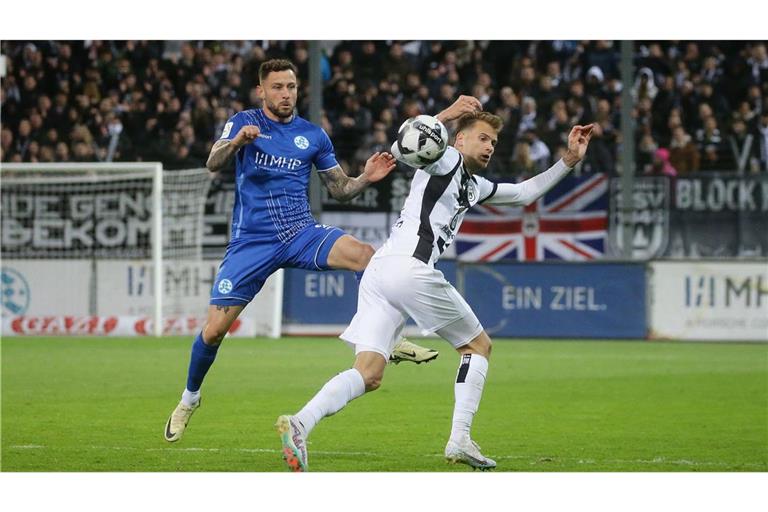 Im April 2024 trafen die Kickers (Lukas Kiefer/li. gegen Bastian Allgeier)  im WFV-Pokal-Viertelfinale letztmals auf den SSV Ulm 1846.           


Archivfoto: Pressefoto Baumann