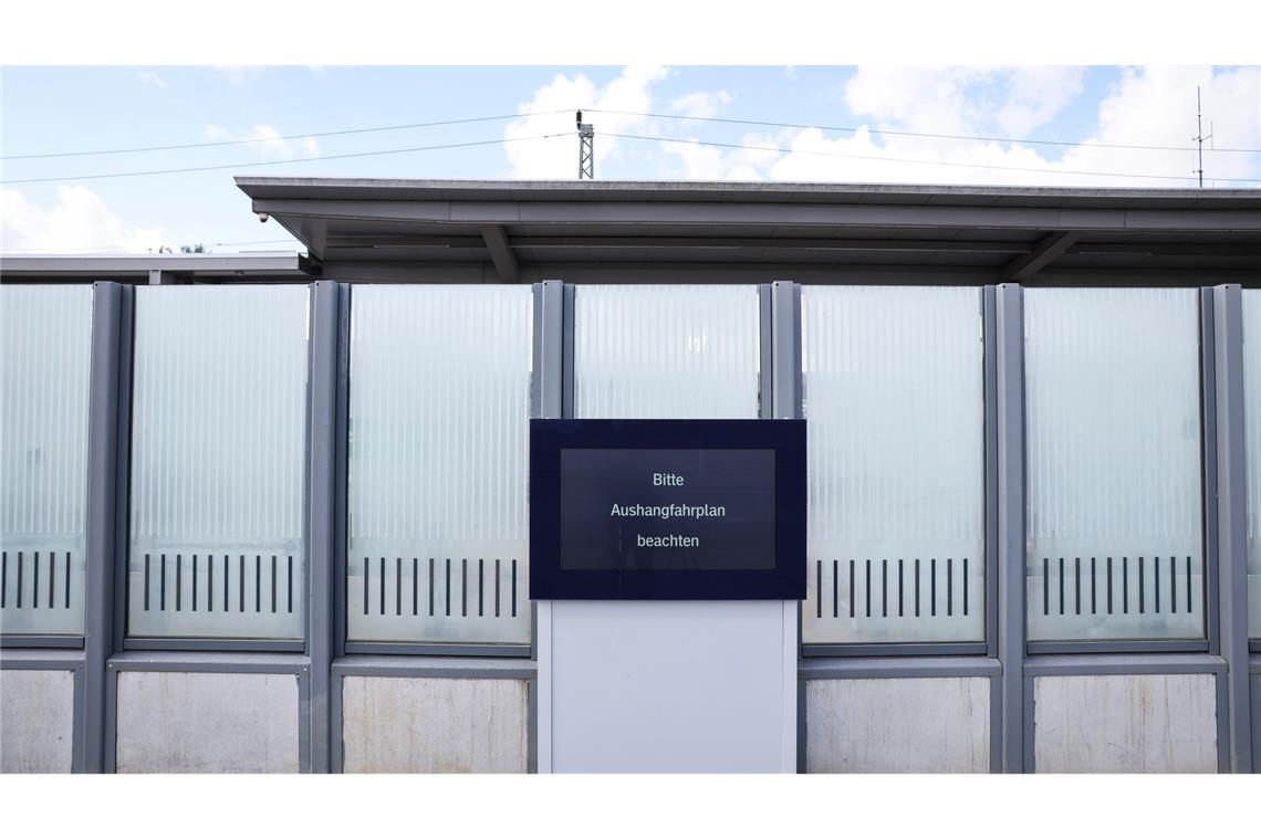 Im Bahnhof Büchen zeigt ein Display keine Verbindungen an. (Archivbild.)