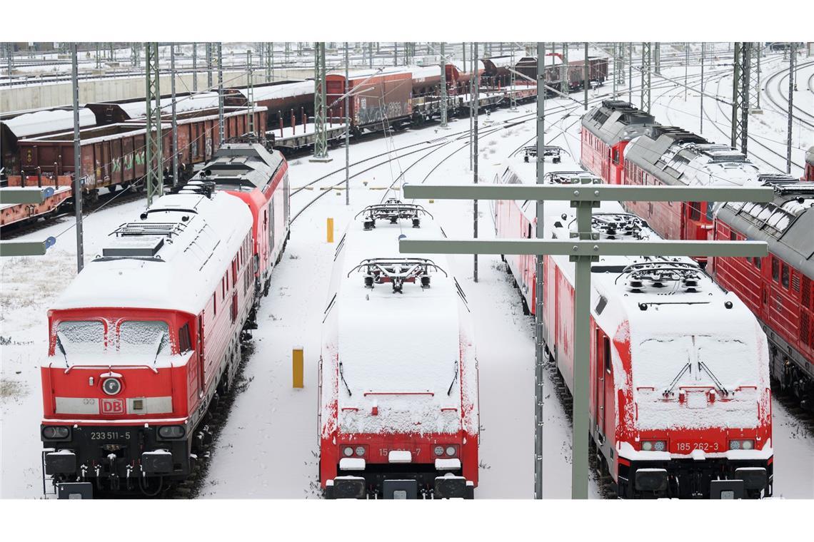 Im Bahnhof in Halle an der Saale sind die Lokomotiven mit Schnee bedeckt.