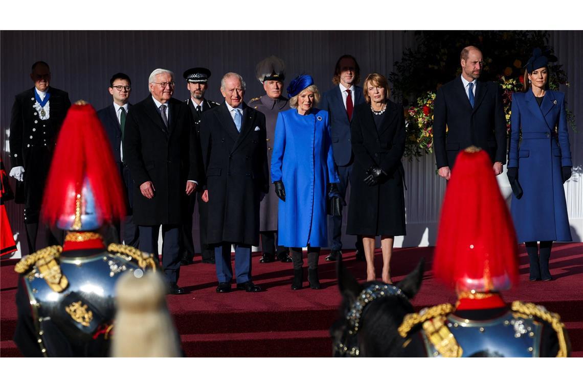 Im Bild (von links): Bundespräsident Frank-Walter Steinmeier, der britische König Charles III., Königin Camilla, Steinmeiers Ehefrau Elke Büdenbender, Prinz William, Prince of Wales, und Kate, Princess of Wales, bei einer Begrüßungszeremonie auf der königlichen Bühne in der Datchet Road in Windsor