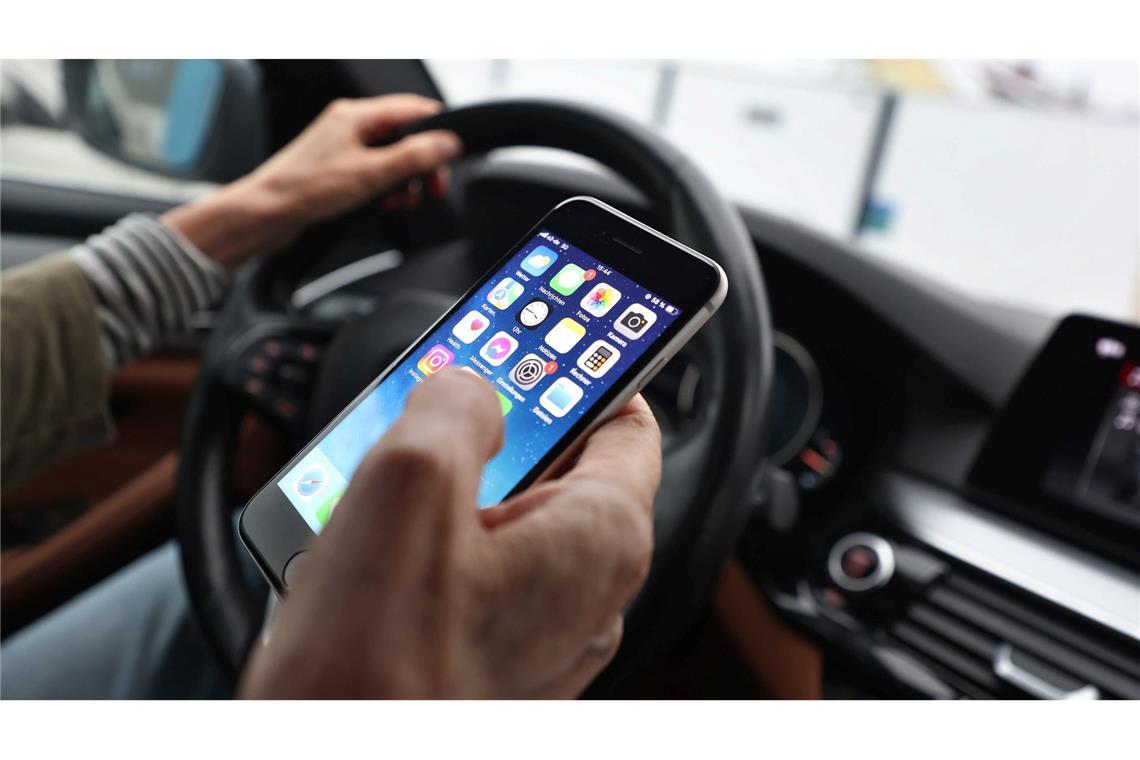 Polizei warnt: Ablenkung am Steuer kann fatal enden Im Blick sind in der Aktionswoche nicht nur Autofahrer, sondern auch Lastwagenfahrer und Radler. (Symbolbild)