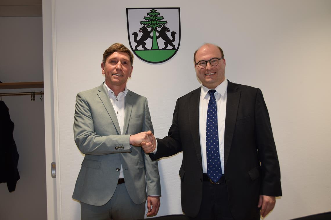 Im Bofingersaal gratuliert Bürgermeister Armin Mößner (rechts) Matthias Glassl zum neuen Amt. Foto: Elisabeth Klaper