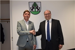 Im Bofingersaal gratuliert Bürgermeister Armin Mößner (rechts) Matthias Glassl zum neuen Amt. Foto: Elisabeth Klaper