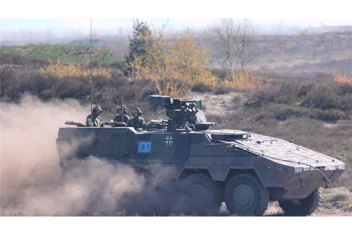 Im Boxer geht es für Merz durch die staubige Heide.