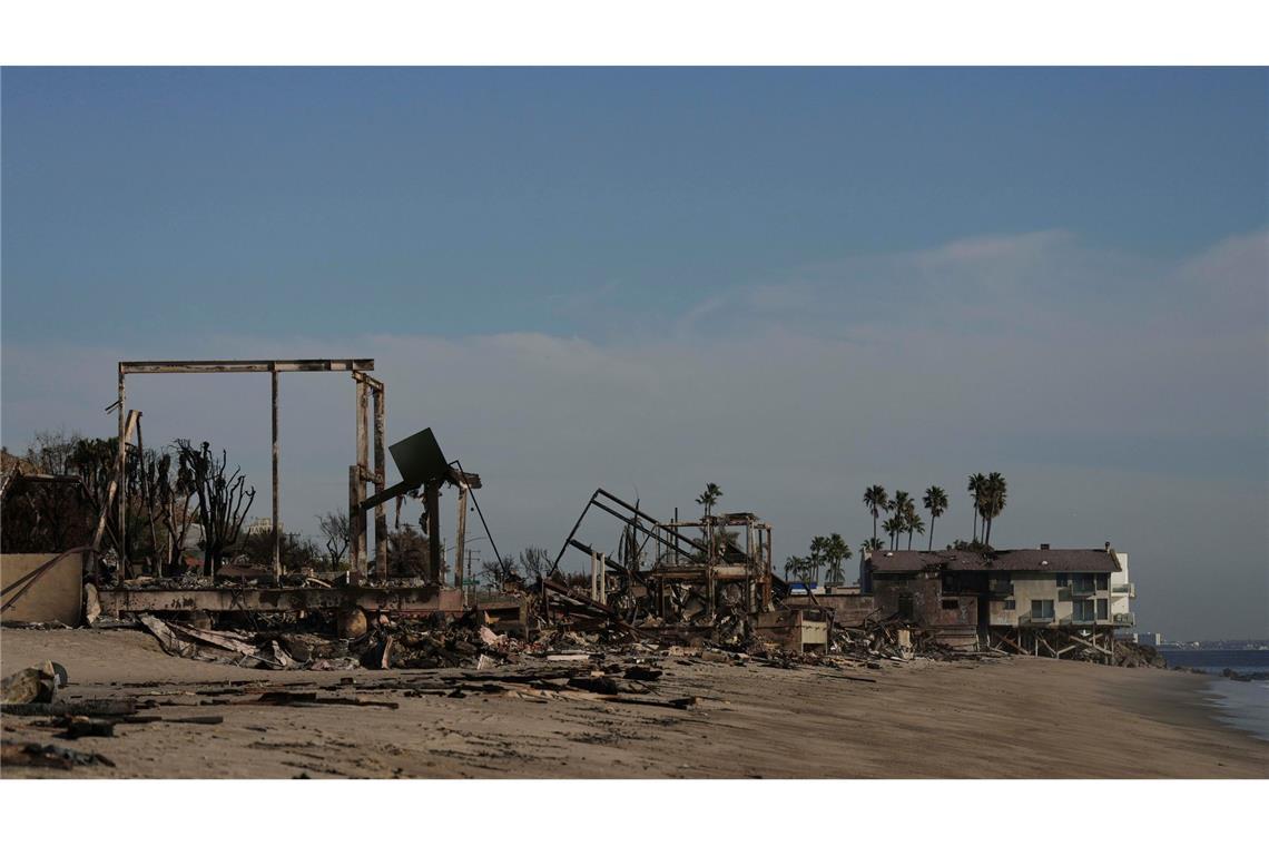 Langsame Rückkehr in Brandgebiete von Los Angeles - 27 Tote Im Brandschutt der zerstörten Häuser suchen Einsatzteams weiter nach Opfern.