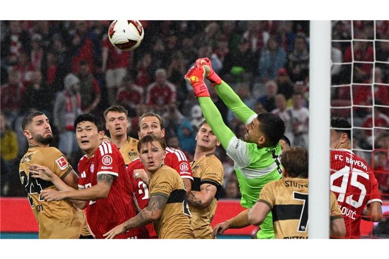 Im Brennpunkt: der VfB-Torwart Fabian Bredlow faustet in der Münchner Arena den Ball aus der Gefahrenzone.