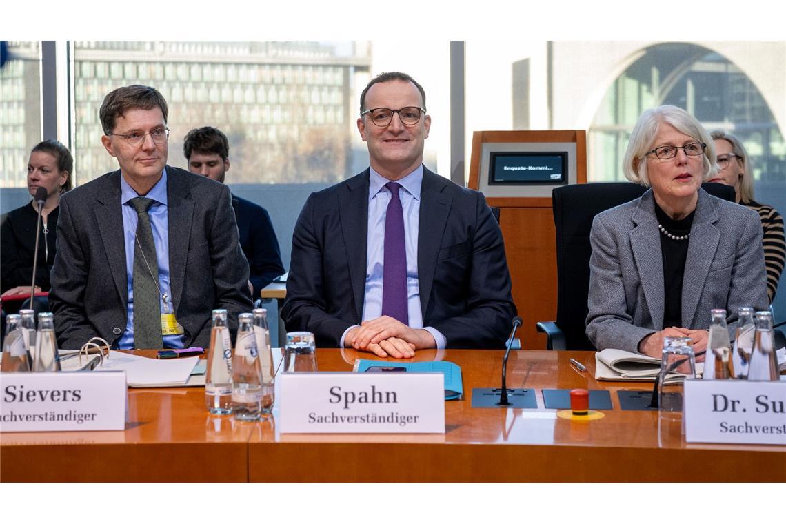 Im Bundestag geht es um Corona: Jens Spahn, Oliver Sivers vom Bundesrechnungshof und Margaretha Sudhof, die als Sonderermittlerin die Maskenbeschaffungen untersucht hatte.