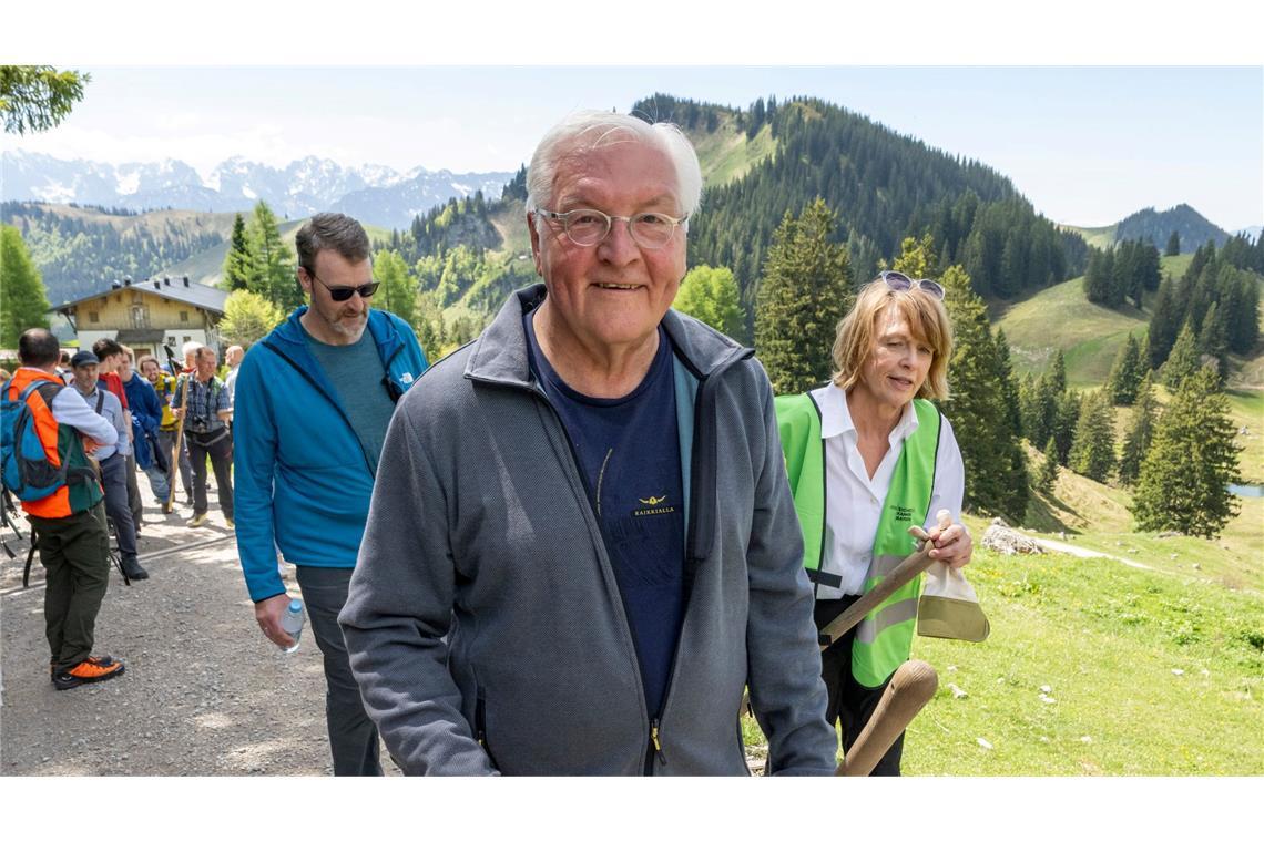 Im Chiemgau half Bundespräsident Frank-Walter Steinmeier dem Alpenverein bei der Pflege von Wanderwegen.