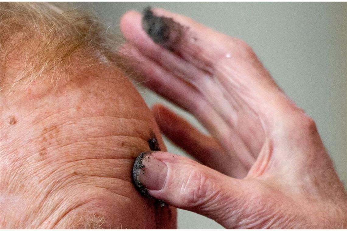 Im Christentum beginnt die 40-tägige Fastenzeit (lateinisch: „Quadragesima“) am Aschermittwoch, an dem der Priester im Gottesdienst das Aschekreuz auf die Stirn der Gläubigen zeichnet. Sie endet am 40. Tag, dem Gründonnerstag, an dem früher die Büßer wieder zum Empfang der Kommunion zugelassen wurden.