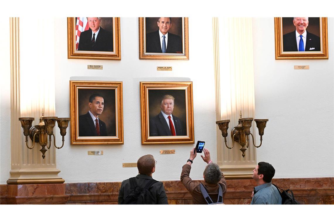 Bilder des Tages Im Colorado State Capitol in Denver, Colorado, hängt ein Gemälde von US-Präsident Donald Trump neben vielen anderen Gemälden von US-Präsidenten. Trump gefällt sich darauf nicht, das Bild soll da wieder weg.